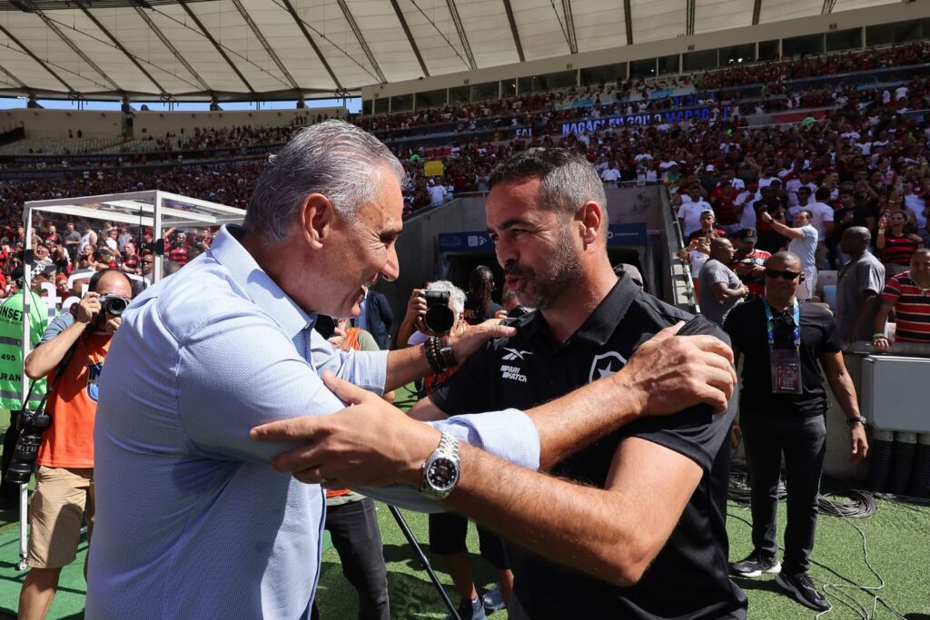 Tite e Artur Jorge se abraçam em Botafogo x Flamengo no Maracanã