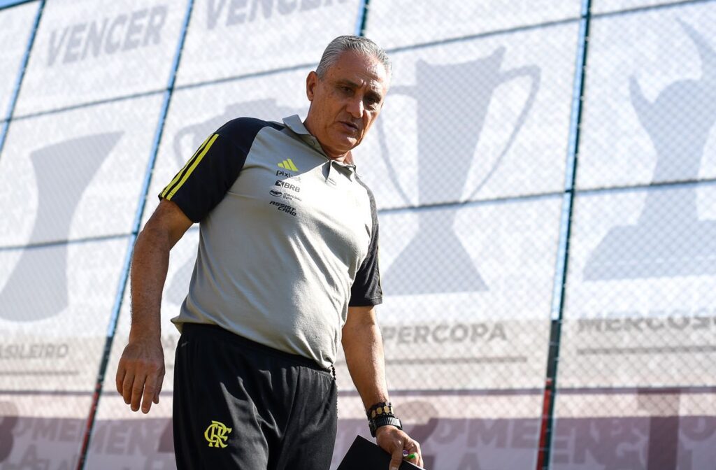 Tite em treino do Flamengo; treinador não terá Allan em jogo contra Bolívar na Libertadores