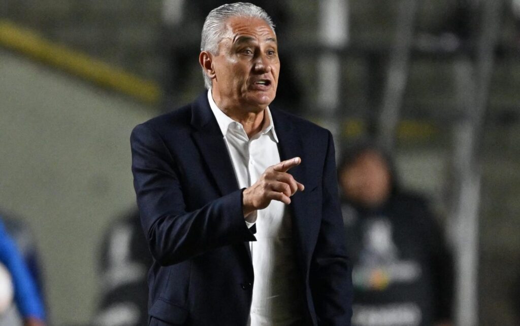 Tite aponta e orienta Flamengo em La Paz, no jogo contra o Bolívar, pela Libertadores