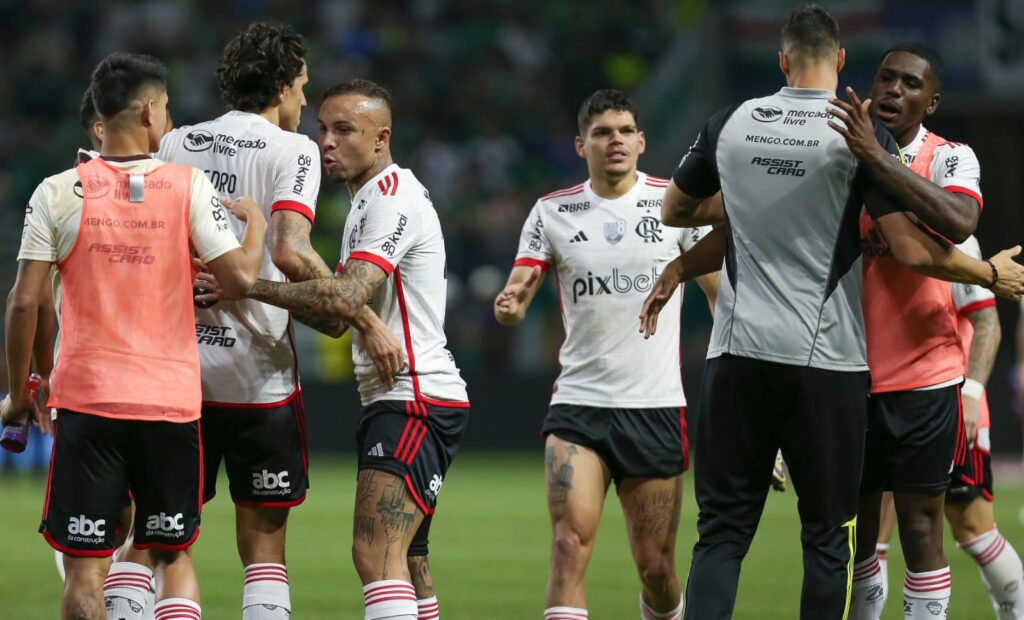 Pacotão do Flamengo: pedido de pênalti, Abel ‘obsceno’ e vibração pela vaga