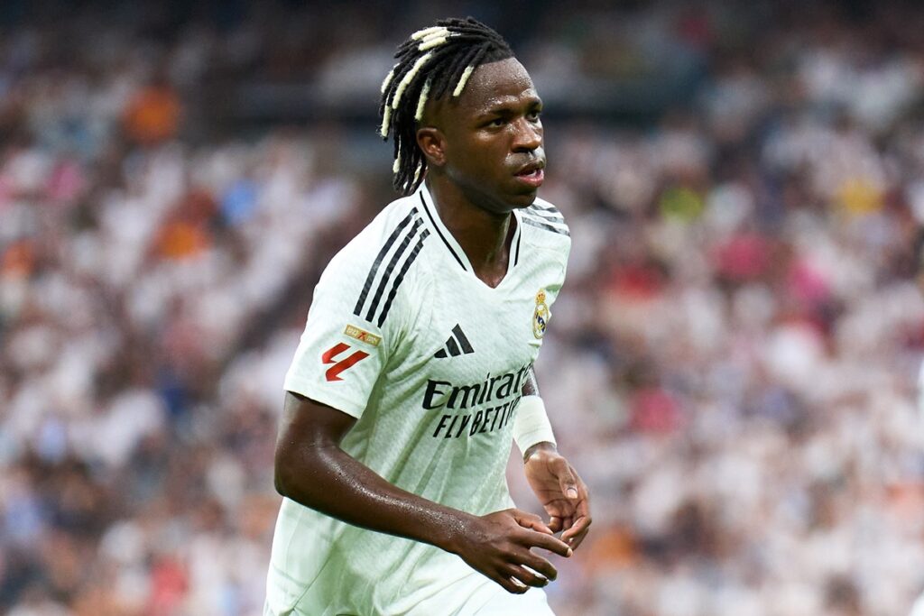 Vini Jr com dreads preto e branco durante jogo do Real Madrid contra o Valladolid por La Liga 2024/25