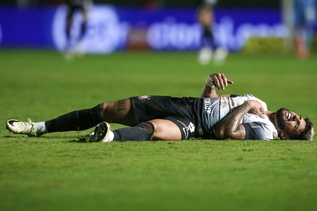 Yuri Alberto caído em jogo do Corinthians; veja como chega o time paulista para enfrentar o Flamengo