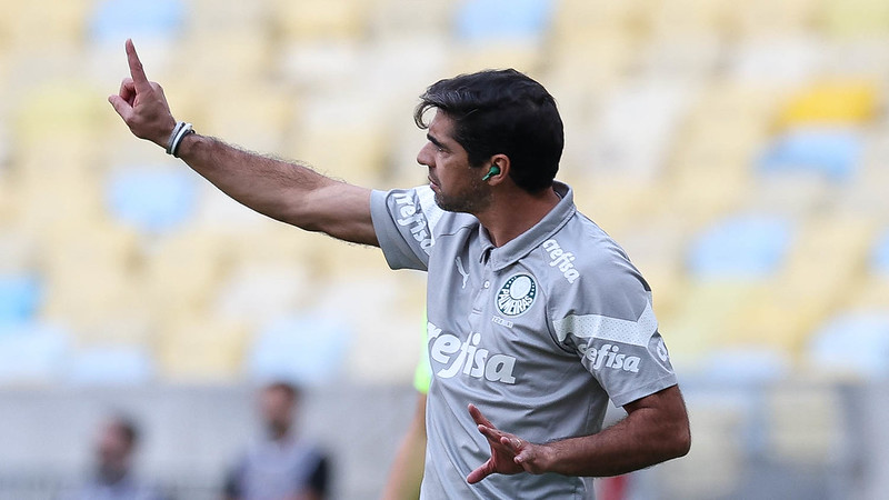 Abel Ferreira cobra expulsão de Pulgar, mas lamenta vermelho para Murilo