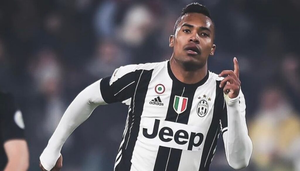 alex sandro corre durante jogo da juventus flamengo quer lateral