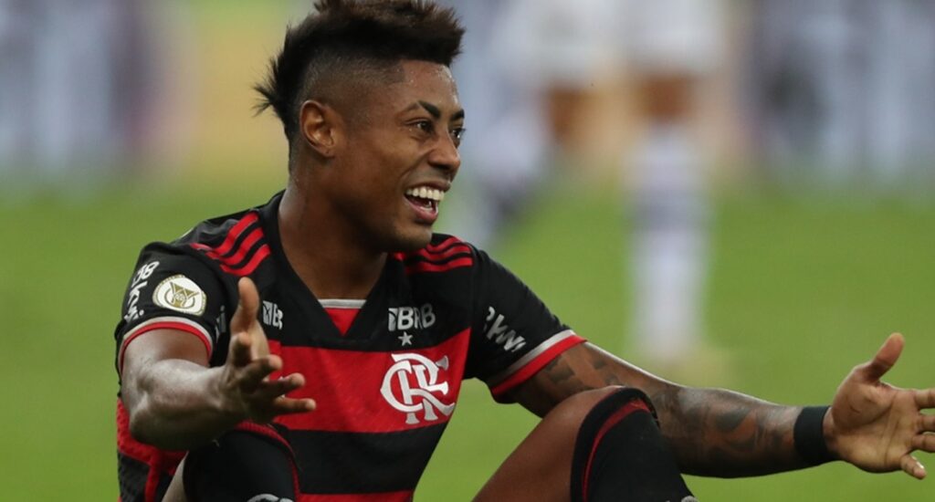 bruno henrique atacante do flamengo reclama de falta