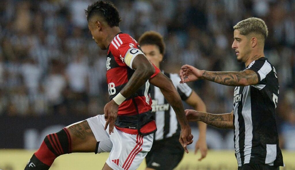 bruno henrique disputa bola em botafogo e flamengo