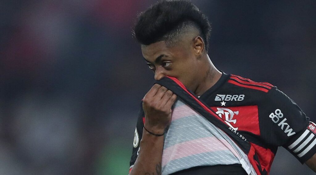 bruno henrique levanta a camisa em jogo do flamengo atacante está fora contra o bolívar