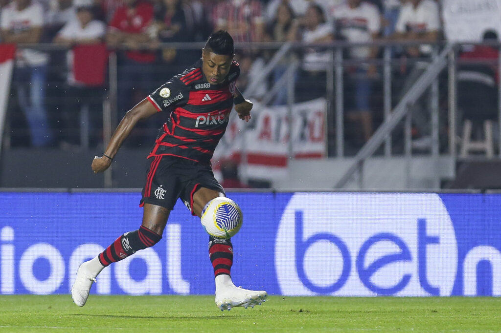 Bruno Henrique domina a bola em partida do Flamengo,