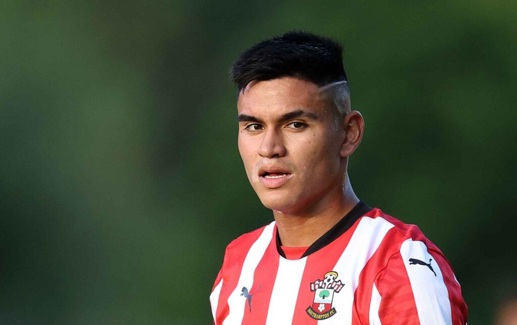 Carlos Alcaraz do Southampton observa durante um amistoso de pré-temporada entre Oxford United e Southampton no Kassam Stadium em 31 de julho de 2024 em Oxford, Inglaterra.