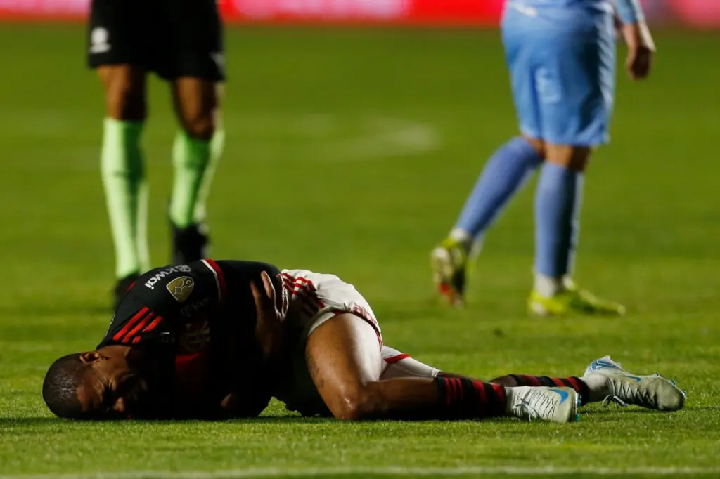 Estirado no gramado, De La Cruz sente entrada sofrida; Flamengo perde para o Bolívar, mas se classifica às quartas da Libertadores 2024