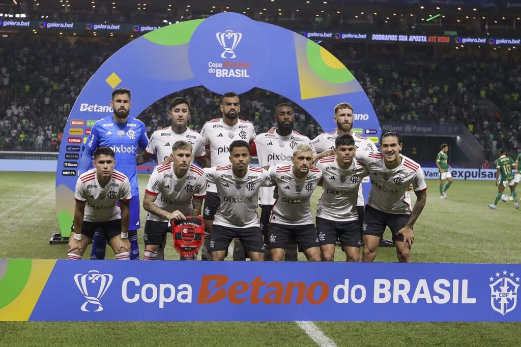 Time titular do Flamengo em foto oficial no Allianz Parque antes de encarar o Palmeiras pela Copa do Brasil 2024