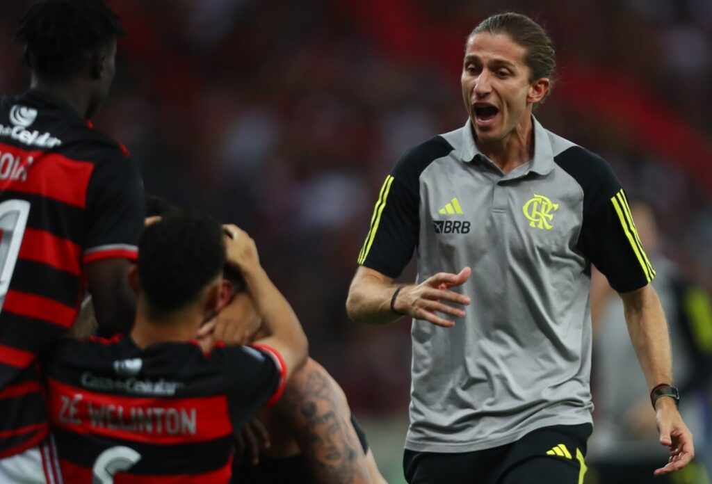 Filipe Luís comemora gol da virada com o time. Flamengo bate o Olympiacos pelo placar de 2x1 e torna-se campeão mundial sub20