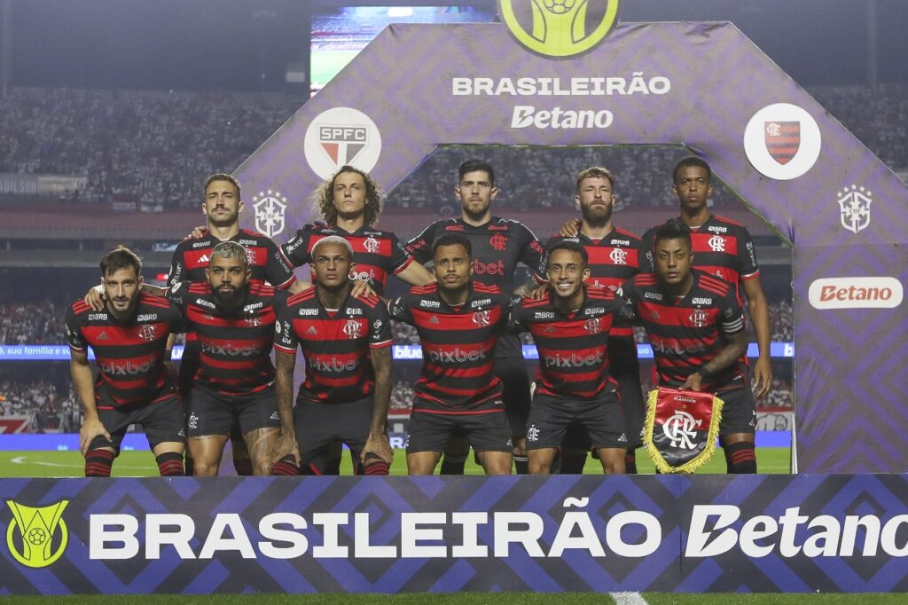 Time titular do Flamengo no jogo contra o São Paulo no Morumbis posa para foto oficial com totem do Brasileirão 2024 ao fundo