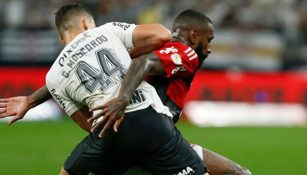 gerson disputa bola em flamengo x corinthians