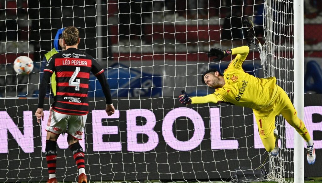 Contra o Bolívar, zaga falha mais uma vez e Flamengo toma outro gol de cabeça na temporada