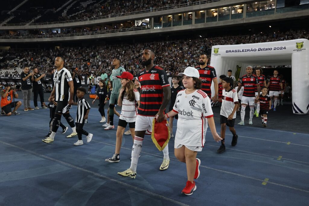 Jogadores de Flamengo e Botafogo entram em campo para duelo pelo Brasileirão 2024