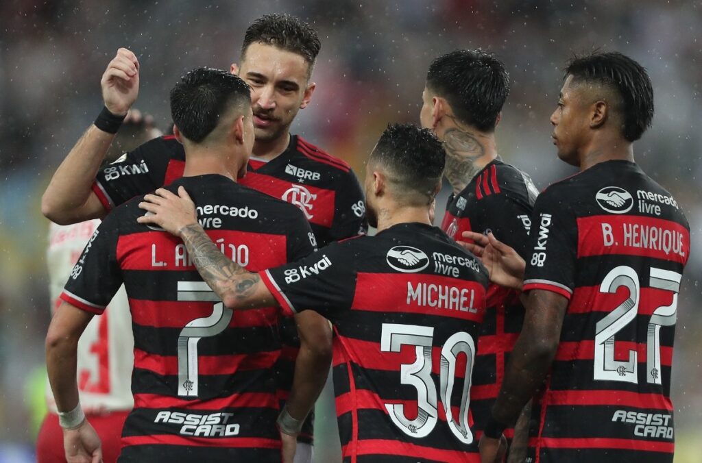 luiz araujo comemora segundo gol do Flamengo sobre o Bragantino com o time