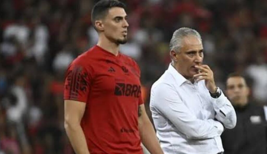 matheus bachi ao lado de tite em jogo do flamengo