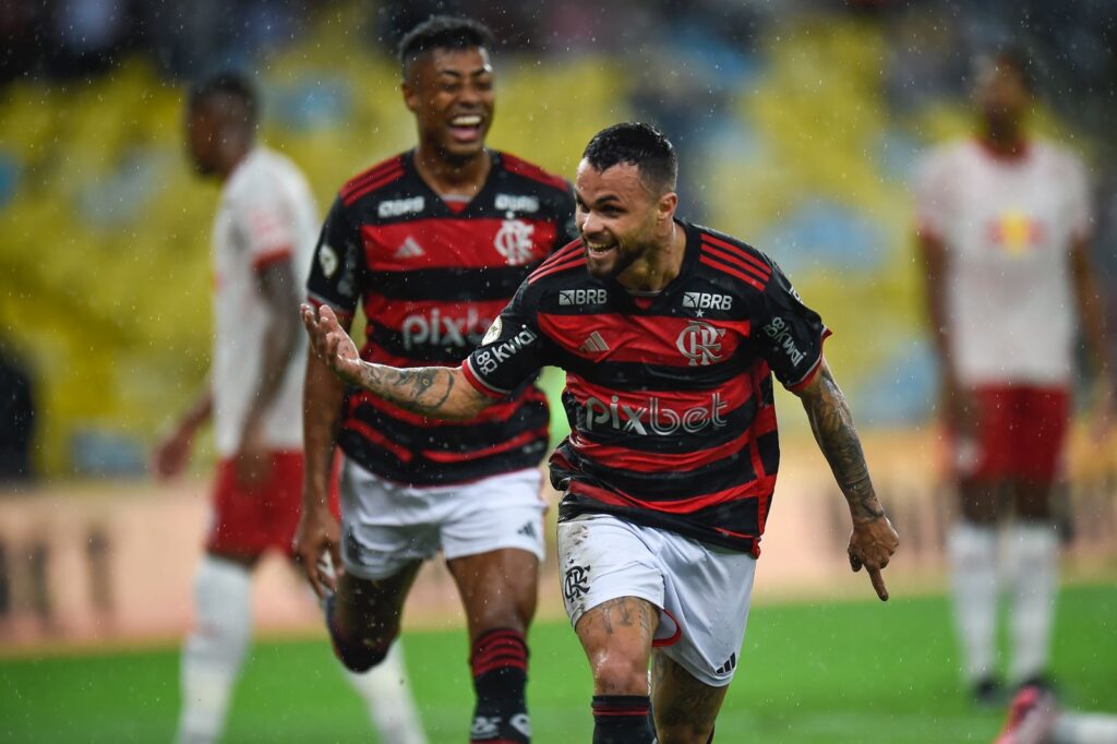 michael vibra ao lado de bruno henrique gol do flamengo