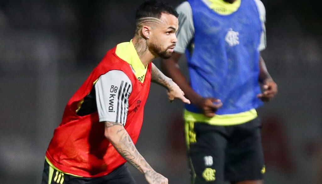 michael em treino do flamengo no ninho do urubu