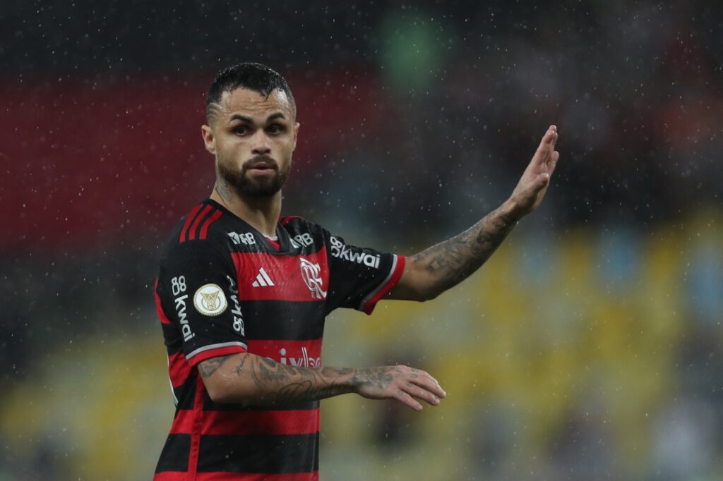 Michael acena para companheiros em campo em sua reestreia, na vitória do Flamengo sobre o Bragantino por 2 a 1