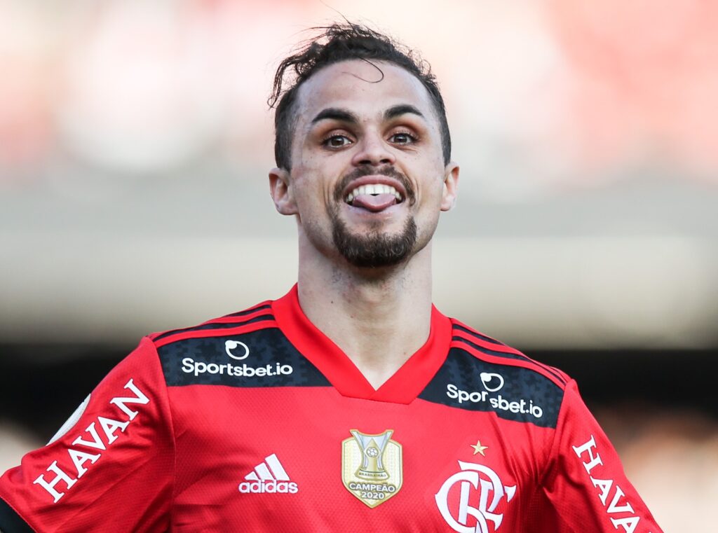 SÃO PAULO, BRASIL - 14 DE NOVEMBRO: Michael #19 do Flamengo comemora após marcar o quarto gol de sua equipe durante uma partida entre São Paulo e Flamengo como parte da Série A do Brasileirão 2021 no Estádio do Morumbi em 14 de novembro de 2021 em São Paulo, Brasil.