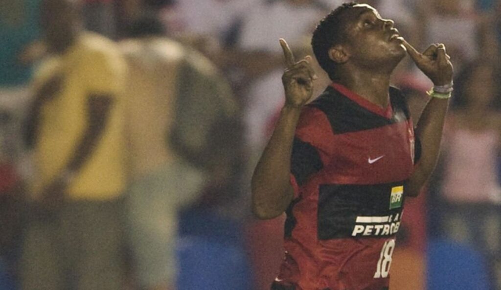 Obina, ex-Flamengo, revela seu 1º salário no futebol