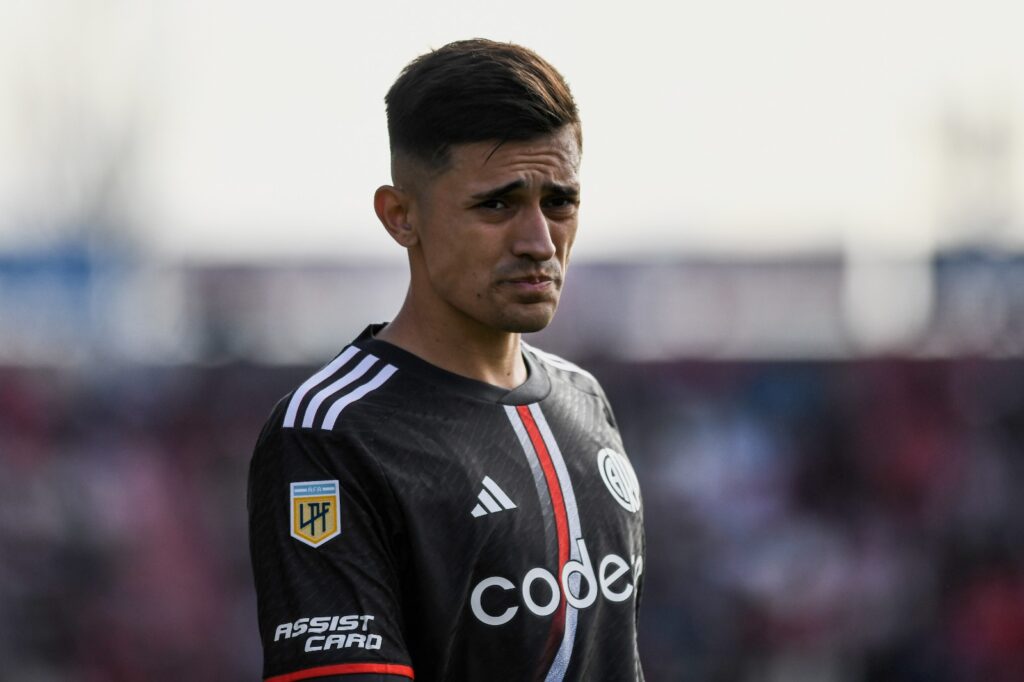 Pablo Solari do River Plate reage durante uma partida do River Plate no Estádio 15 de Abril em 4 de agosto de 2024 em Santa Fé, Argentina.