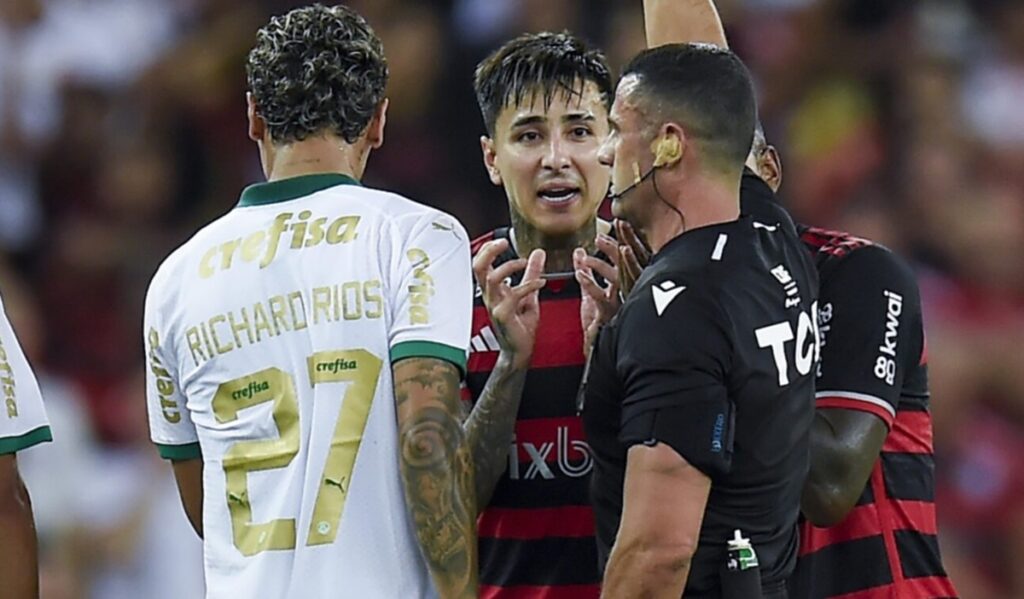 Pulgar recebe o terceiro cartão amarelo e desfalca o Flamengo contra o Botafogo