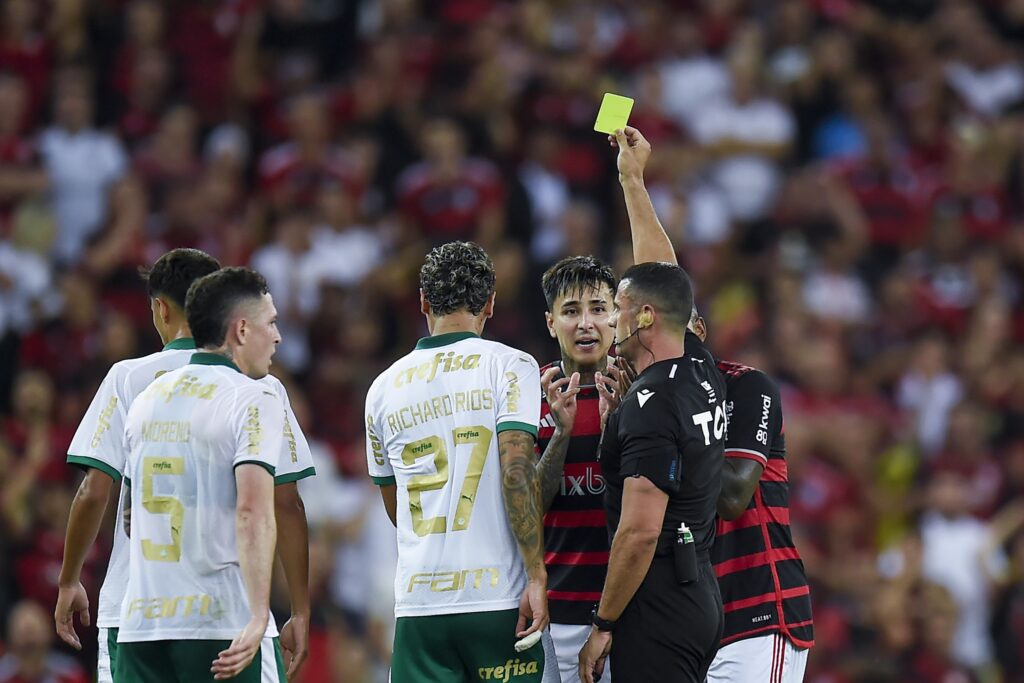 Pulgar flamengo cartão amarelo palmeiras maracanã