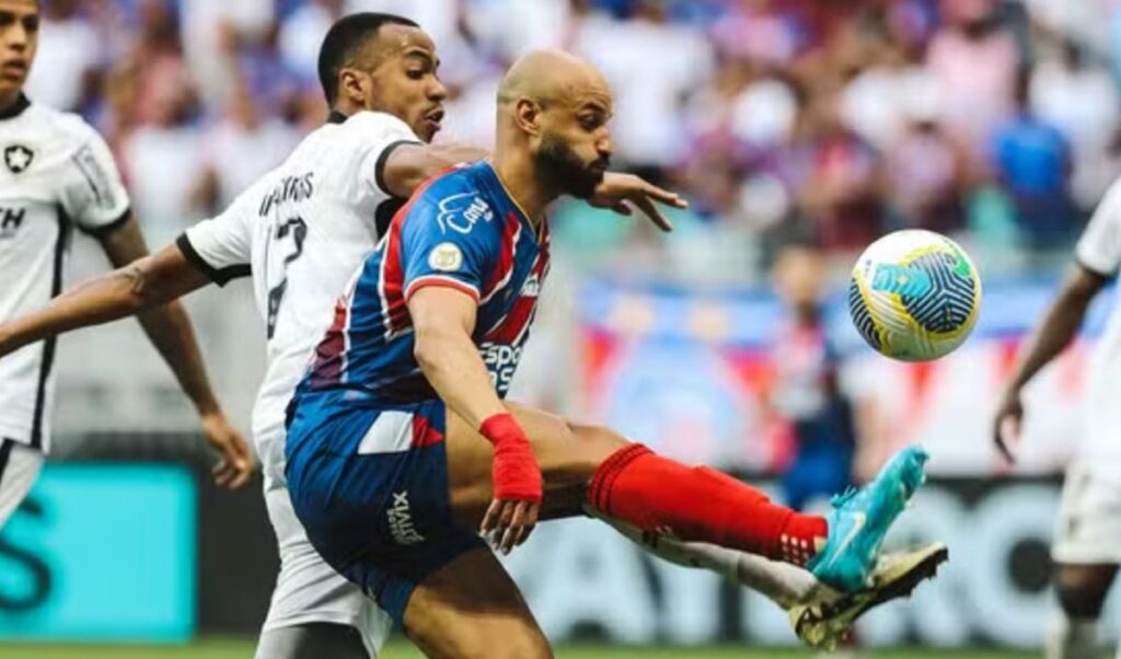 thaciano adversário do flamengo na copa do brasil disputa bola em bahia e botafogo