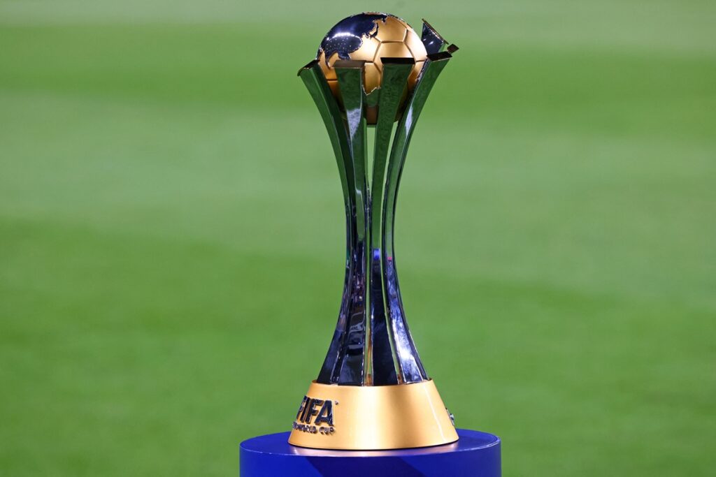 Troféu do Mundial de Clubes da Fifa exposto em campo