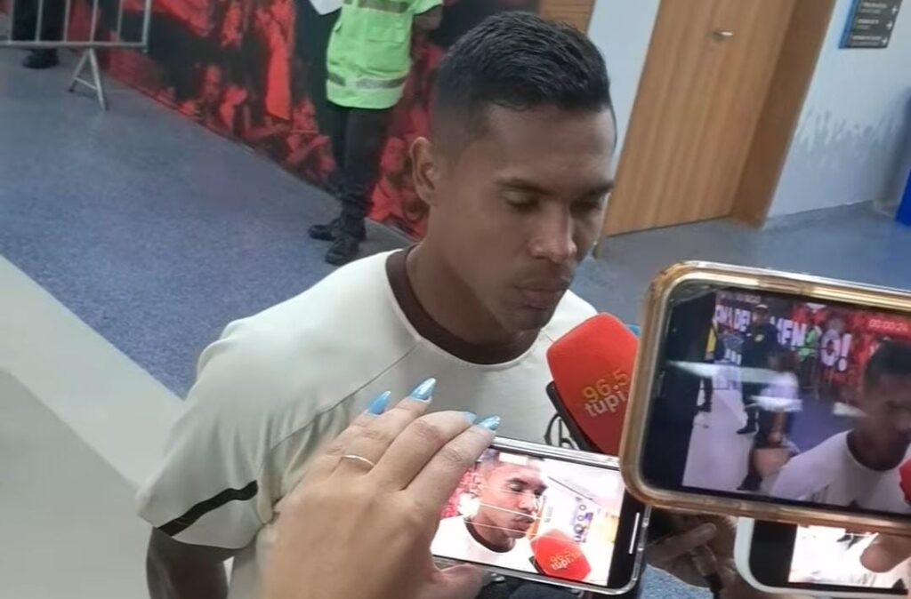 Alex Sandro fala com jornalistas após Flamengo x Peñarol