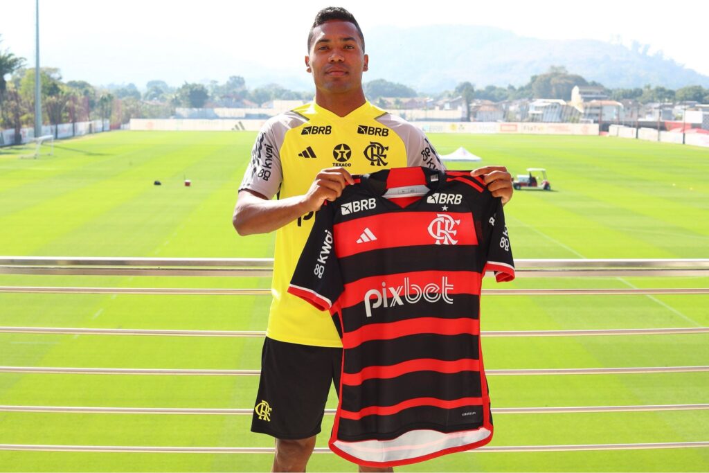 Alex Sandro segura o Manto Sagrado no Ninho do Urubu; Flamengo define data de apresentação de trio de reforços