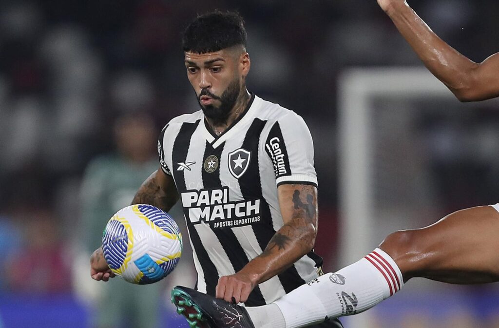 Barboza em dividida durante Flamengo x Botafogo