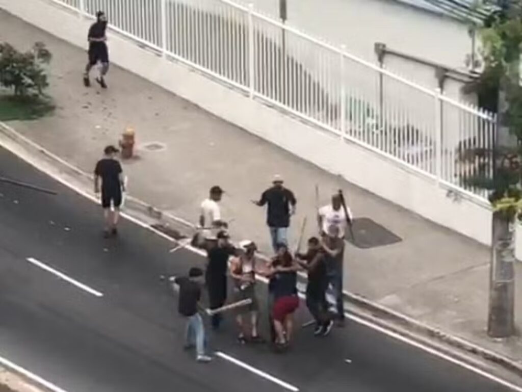 Torcedores de Flamengo e Vasco brigam antes de jogo no Maracanã