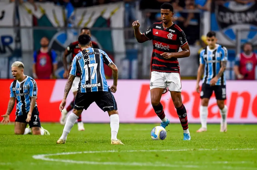 Carlinhos em campo pelo Flamengo contra o Grêmio; clube gaúcho nega acusações racistas contra o atacante