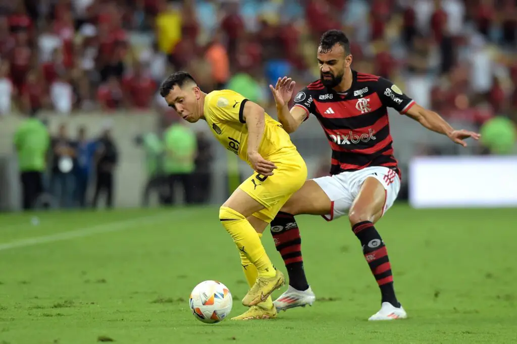 Fabrício Bruno marca Leo Fernández em Flamengo x Peñarol da Libertadores