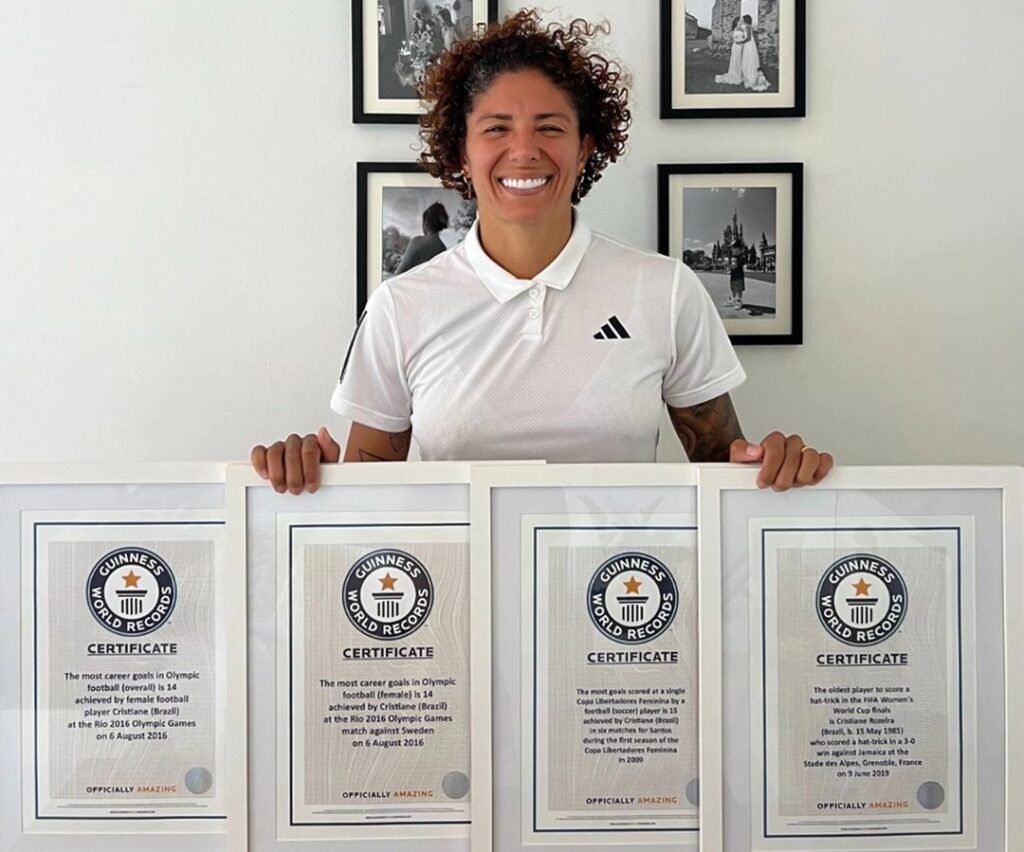 Cristiane, do Flamengo, mostra placar do Guiness World Records que recebeu