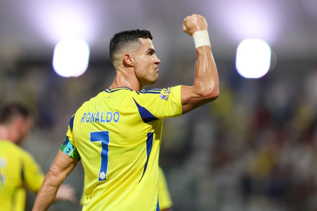 Cristiano Ronaldo, do Al Nassr, comemora após marcar o primeiro gol durante a partida da Saudi Pro League entre Al Ettifaq e Al Nassr