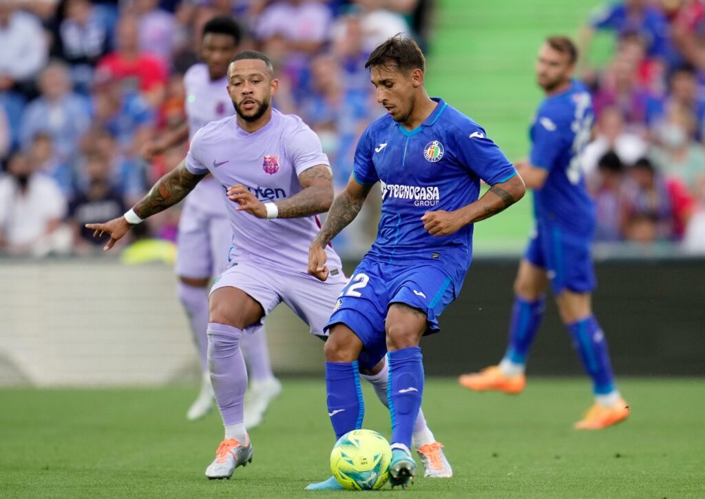 GETAFE, ESPANHA - 15 DE MAIO: Damian Suarez do Getafe CF luta pela posse de bola com Memphis Depay do FC Barcelona durante a partida da LaLiga Santander entre Getafe CF e FC Barcelona no Coliseum Alfonso Perez em 15 de maio de 2022 em Getafe, Espanha.