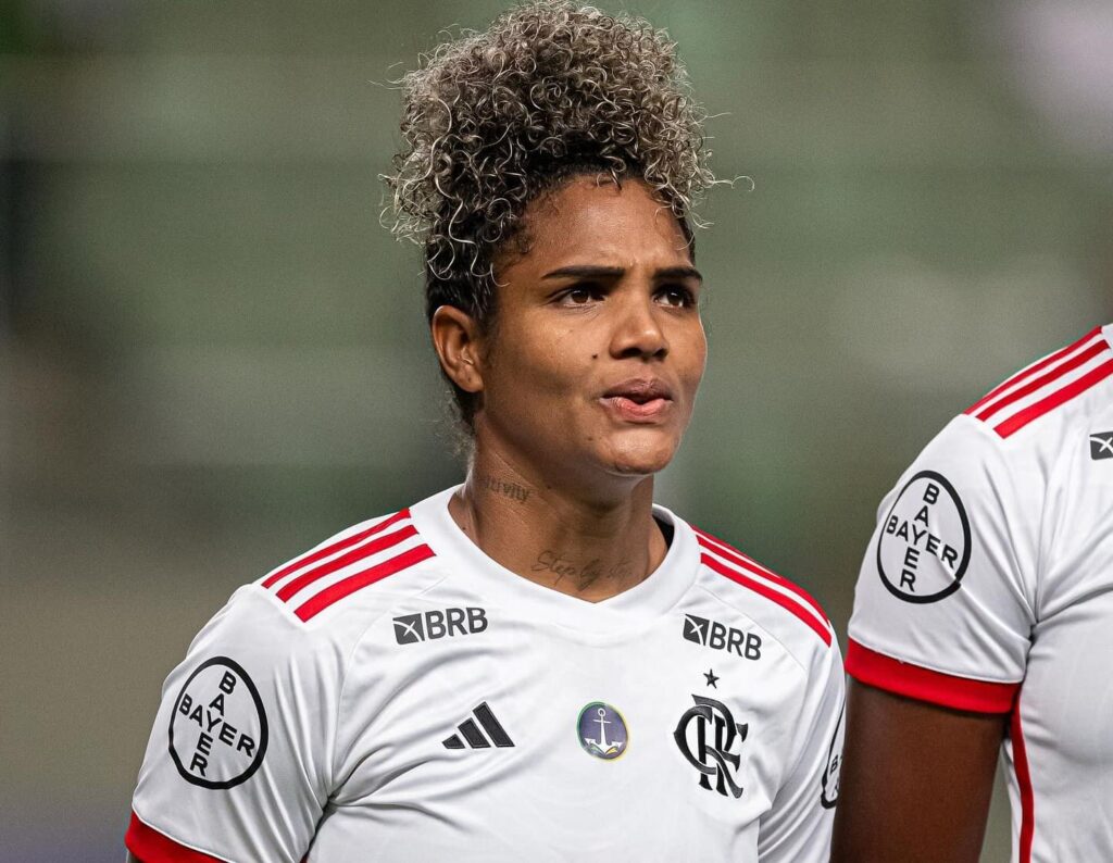 Duda em campo pelo Flamengo feminino; atleta deixa o time para atuar no Al Nassr