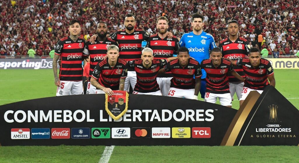 RIO DE JANEIRO, BRASIL - 19 DE SETEMBRO: Jogadores do Flamengo posam para uma foto do time antes da partida das quartas de final da Copa CONMEBOL Libertadores 2024 entre Flamengo e Peñarol no Estádio do Maracanã em 19 de setembro de 2024 no Rio de Janeiro, Brasil.