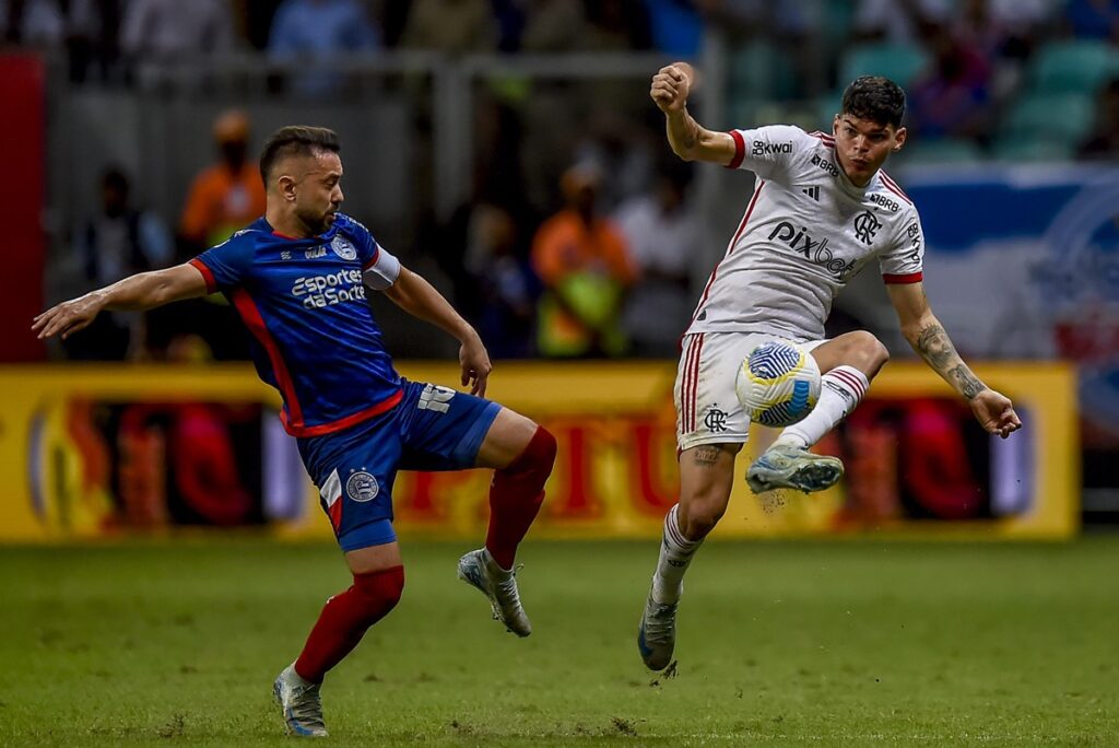 Everton Ribeiro tenta travar passe de Ayrton Lucas em Bahia x Flamengo pela Copa do Brasil 2024