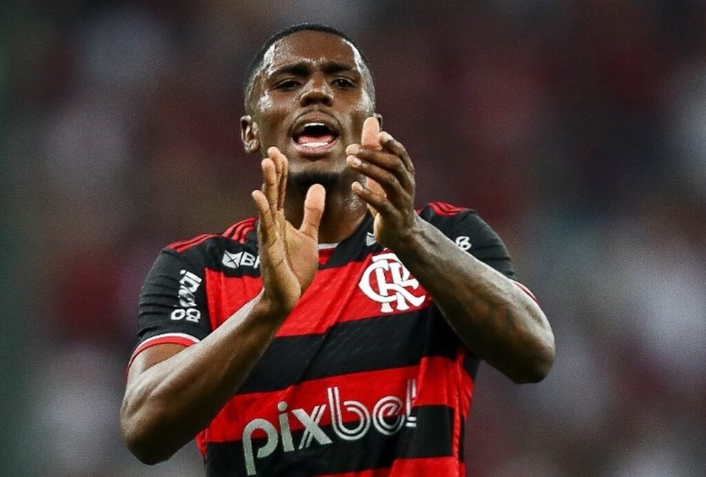 Evertton Araújo em jogo do Flamengo; volante recebeu elogios de Filipe Luís após vitória sobre o Juventude