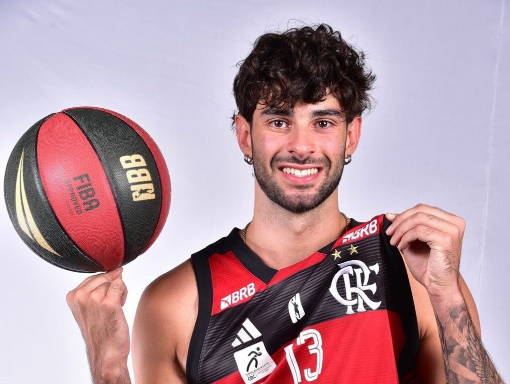 Felipe Motta com a camisa do Flamengo; Ala deixou o clube e acertou com o Botafogo para o NBB 24/25