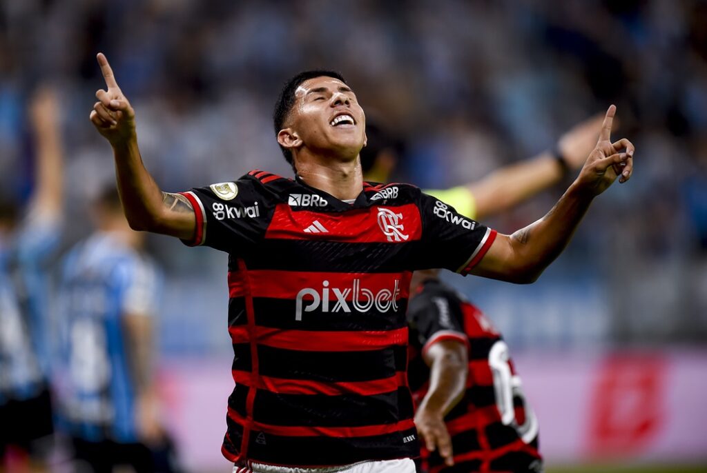 Herói no Mundial, Felipe Teresa marca 1º gol como profissional