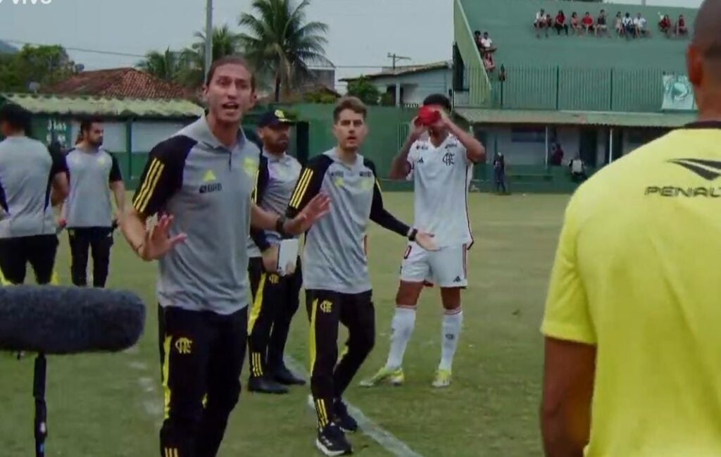 Filipe Luís irritado com arbitragem de Flamengo x Boavista na beira do campo