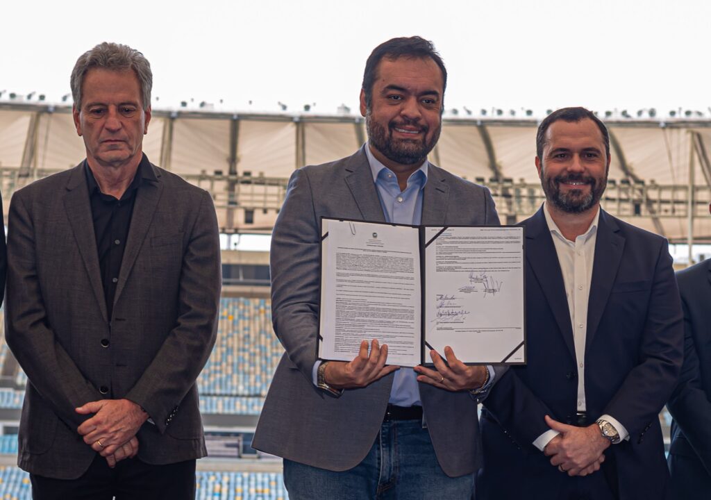 Cláudio Castro, Rodolfo Landim e Mário Bittencourt em evento de assinatura da concessão do Maracanã