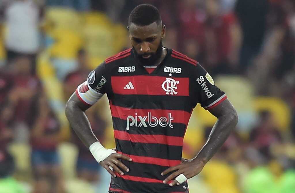 Gerson cabisbaixo após derrota do Flamengo para o Peñarol na Libertadores